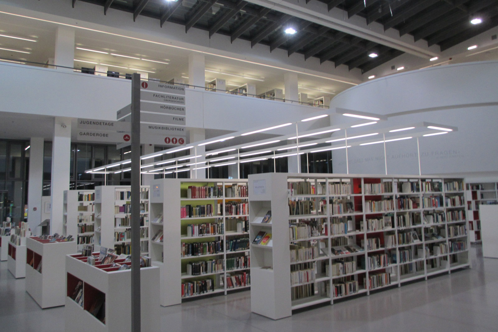 Cafe Wandstruktur Goldene Fahnen